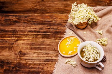 Taze yaşlı çiçeklerin çayı. Sıcak içecek, tatlım, alternatif tıp. Eski tahta tahta arka plan, kopyalama alanı