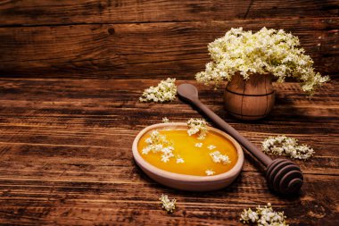 Bal ve taze yaşlı çiçekler. Kokulu buket, alternatif tıp. Eski tahta tahta arka plan, kopyalama alanı