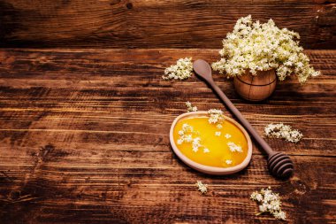 Bal ve taze yaşlı çiçekler. Kokulu buket, alternatif tıp. Eski tahta tahta arka plan, kopyalama alanı