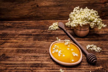 Bal ve taze yaşlı çiçekler. Kokulu buket, alternatif tıp. Eski tahta tahta arka plan, kopyalama alanı