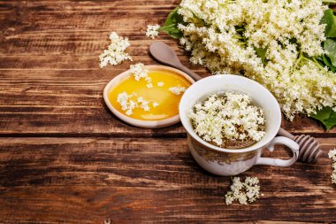 Taze yaşlı çiçeklerin çayı. Sıcak içecek, tatlım, alternatif tıp. Eski tahta tahta arka plan, kopyalama alanı