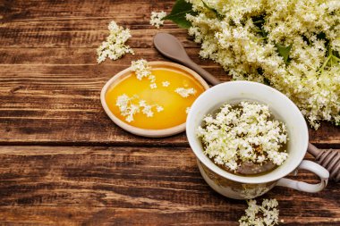 Taze yaşlı çiçeklerin çayı. Sıcak içecek, tatlım, alternatif tıp. Eski tahta tahta arka plan, kopyalama alanı