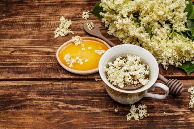 Taze yaşlı çiçeklerin çayı. Sıcak içecek, tatlım, alternatif tıp. Eski tahta tahta arka plan, kopyalama alanı