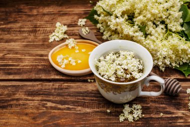 Taze yaşlı çiçeklerin çayı. Sıcak içecek, tatlım, alternatif tıp. Eski tahta tahta arka plan, kopyalama alanı