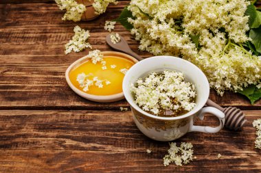 Taze yaşlı çiçeklerin çayı. Sıcak içecek, tatlım, alternatif tıp. Eski tahta tahta arka plan, kopyalama alanı