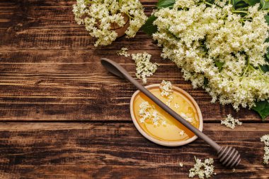 Bal ve taze yaşlı çiçekler. Kokulu buket, alternatif tıp. Eski tahta arka plan, üst görünüm