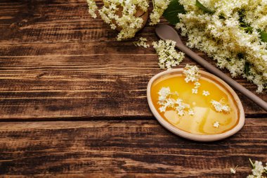 Bal ve taze yaşlı çiçekler. Kokulu buket, alternatif tıp. Eski tahta arka plan, üst görünüm