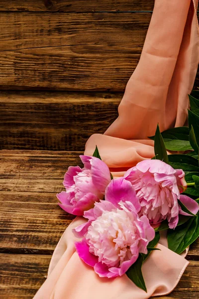 Duftende Lyserøde Pæoner Smuk Buket Vintage Træbaggrund Romantisk Humør Koncept - Stock-foto