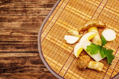 Taze orman mantarları. Gurme porcini ve boletus, meşe yaprakları. Eski tahta zemin, üst görünüm