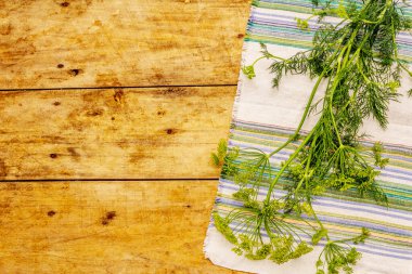 Taze taze dereotu, cilt bakımı ve yeşillikleri. Yemek pişirmek için geleneksel malzeme. Eski tahta arkaplan