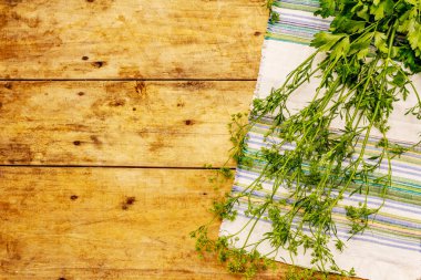 Taze maydanoz, cilt bakımı ve yeşillikleri. Yemek pişirmek için geleneksel malzeme. Eski tahta arkaplan