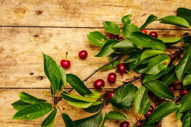 Dallarda olgun kiraz. Taze böğürtlen, sağlıklı tatlı. Eski tahta arka plan