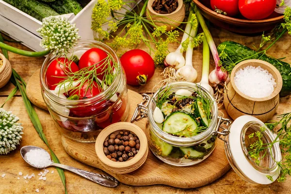 野菜のコンセプトを選ぶ 調理プロセス スパイス 新鮮な香りのハーブ 熟したトマトとキュウリ 古い木製のテーブル — ストック写真