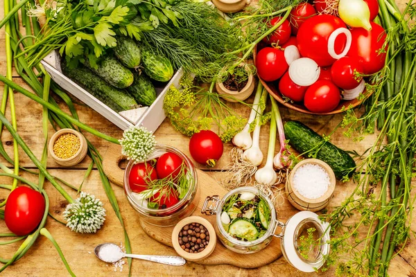 Koncept Nakládané Zeleniny Vaření Koření Čerstvé Vonné Bylinky Zralá Rajčata — Stock fotografie