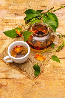 Taze kadife çiçeği çayı. Alternatif tıp, ahşap tahta arka plan, kopyalama alanı