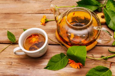 Taze kadife çiçeği çayı. Alternatif tıp, ahşap tahta arka plan, kopyalama alanı