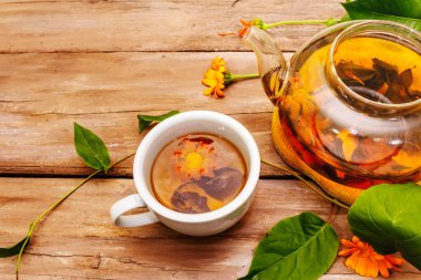 Taze kadife çiçeği çayı. Alternatif tıp, ahşap tahta arka plan, kopyalama alanı