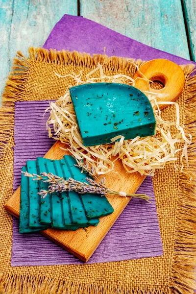 Formaggio Blu Olandese Con Lavanda Pezzo Fette Fiore Profumato Secco — Foto Stock