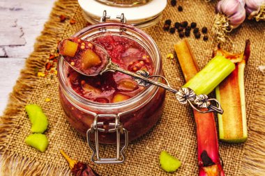 Ravent 'ten Chutney. Yemek pişirmek için malzeme ve baharat seti. Beyaz rustik ahşap arka plan, kapat