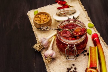 Ravent 'ten Chutney. Yemek pişirmek için malzeme ve baharat seti. Siyah tahta arkaplan, boşluğu kopyala