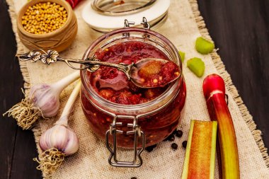 Ravent 'ten Chutney. Yemek pişirmek için malzeme ve baharat seti. Siyah ahşap arkaplan, kapat