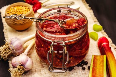 Ravent 'ten Chutney. Yemek pişirmek için malzeme ve baharat seti. Siyah ahşap arkaplan, kapat