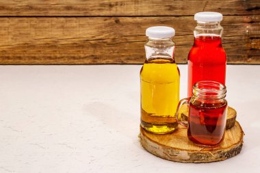 Cam şişelerde kombu çayı. Farklı tatlar seti. Sağlıklı mayalanmış yiyecek, iyi dengeli sindirim sistemi için probiyotik beslenme içeceği. Beyaz macun arkaplanı, kopyalama alanı