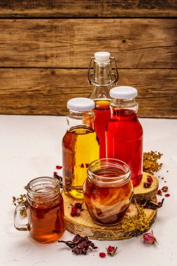 Kombu çayı. Kuru otlar ve çiçeklerle farklı lezzetler. Sağlıklı mayalanmış yiyecek, iyi dengeli sindirim sistemi için probiyotik beslenme içeceği. Beyaz macun arkaplanı, kapat