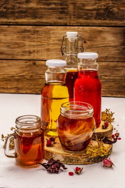 Kombu çayı. Kuru otlar ve çiçeklerle farklı lezzetler. Sağlıklı mayalanmış yiyecek, iyi dengeli sindirim sistemi için probiyotik beslenme içeceği. Beyaz macun arkaplanı, kapat