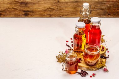 Kombu çayı. Kuru otlar ve çiçeklerle farklı lezzetler. Sağlıklı mayalanmış yiyecek, iyi dengeli sindirim sistemi için probiyotik beslenme içeceği. Beyaz macun arkaplanı, kopyalama alanı