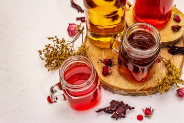 Kombu çayı. Kuru otlar ve çiçeklerle farklı lezzetler. Sağlıklı mayalanmış yiyecek, iyi dengeli sindirim sistemi için probiyotik beslenme içeceği. Beyaz macun arkaplanı, kapat