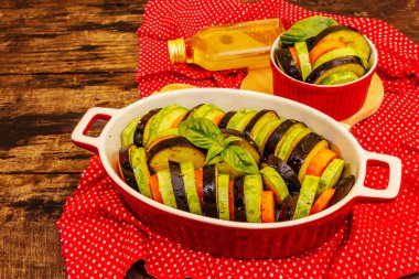 Pişirmek için taze sebzeler. Zeytinyağı, patlıcan, kabak, havuç, baharat ve fesleğen. Eski tahta arkaplan, kopyalama alanı