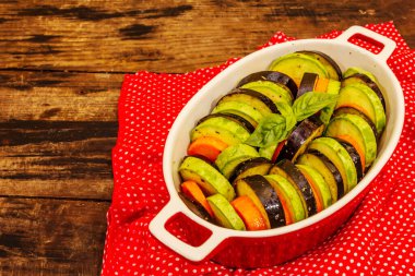 Pişirmek için taze sebzeler. Zeytinyağı, patlıcan, kabak, havuç, baharat ve fesleğen. Eski tahta arkaplan, kopyalama alanı