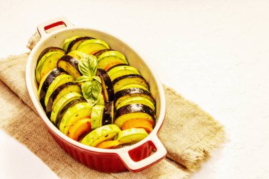 Pişirmek için taze sebzeler. Zeytinyağı, patlıcan, kabak, havuç, baharat ve fesleğen. Beyaz macun arkaplanı, kopyalama alanı