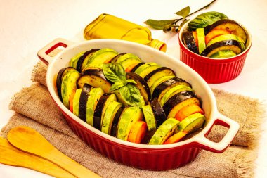 Pişirmek için taze sebzeler. Zeytinyağı, patlıcan, kabak, havuç, baharat ve fesleğen. Beyaz macun arkaplanı, kapat