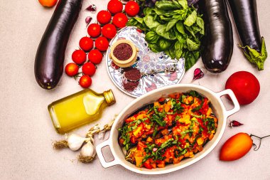 İmam Bayildi geleneksel Türk yemekleri. Domates, sarımsak ve zeytinyağıyla doldurulmuş patlıcan. Hafif taş arkaplan, üst görünüm