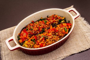 Karniyarik geleneksel Türk yemekleri. Kıyma, domates, yeşillik ve susamlı patlıcan dolması. Siyah taş arkaplan, boşluğu kopyala