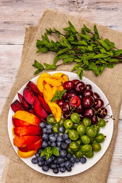 Verschiedene Frische Früchte Auf Einem Teller Reife Kirschbeeren Stachelbeeren Blaubeeren — Stockfoto