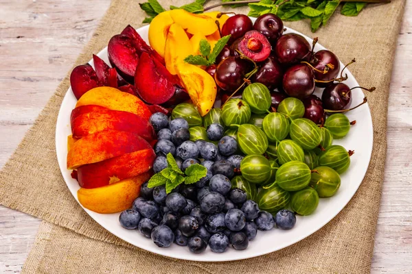 Verschiedene Frische Früchte Auf Einem Teller Reife Kirschbeeren Stachelbeeren Blaubeeren — Stockfoto