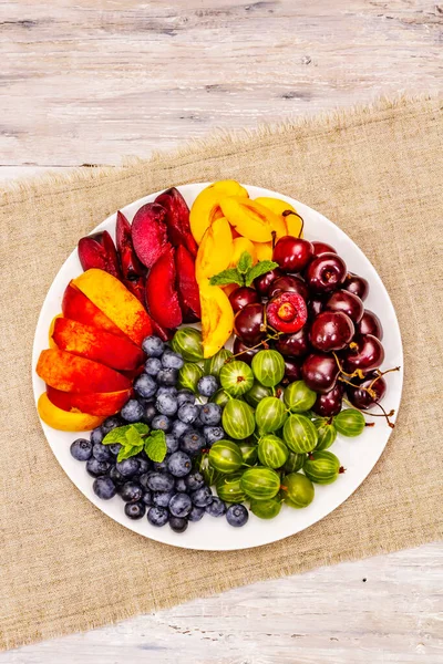 Verschiedene Frische Früchte Auf Einem Teller Reife Kirschbeeren Stachelbeeren Blaubeeren — Stockfoto