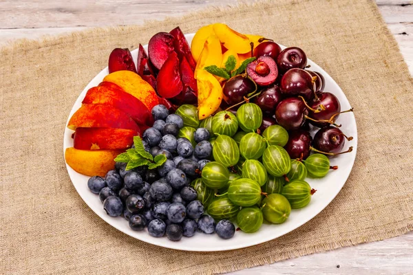 Verschiedene Frische Früchte Auf Einem Teller Reife Kirschbeeren Stachelbeeren Blaubeeren — Stockfoto