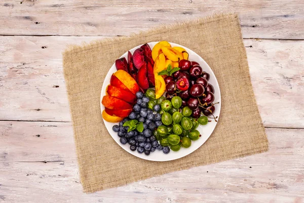 Verschiedene Frische Früchte Auf Einem Teller Reife Kirschbeeren Stachelbeeren Blaubeeren — Stockfoto