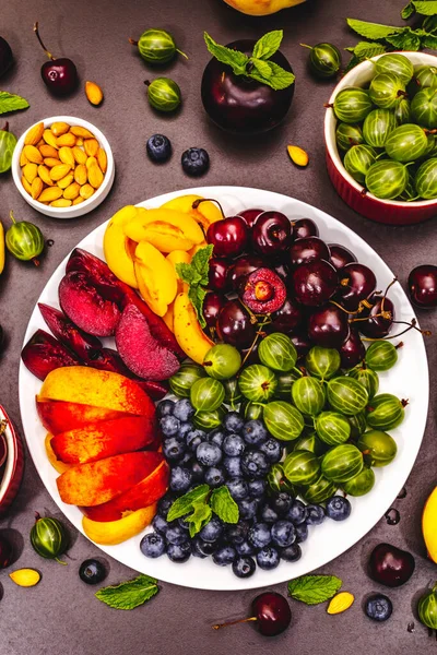 Verschiedene Frische Früchte Auf Einem Teller Reife Kirschbeeren Stachelbeeren Blaubeeren — Stockfoto