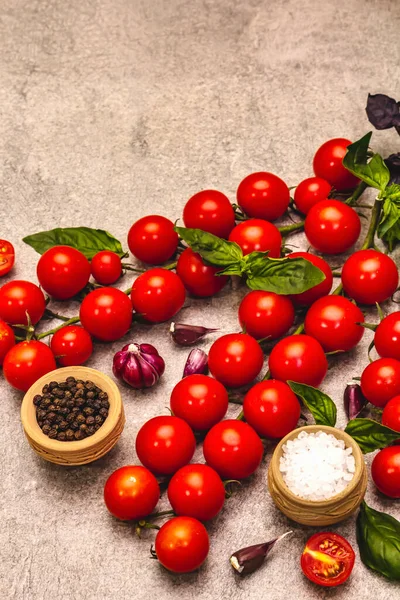 Fondo Culinario Tomates Cherry Maduros Ajo Albahaca Sal Granos Pimienta — Foto de Stock