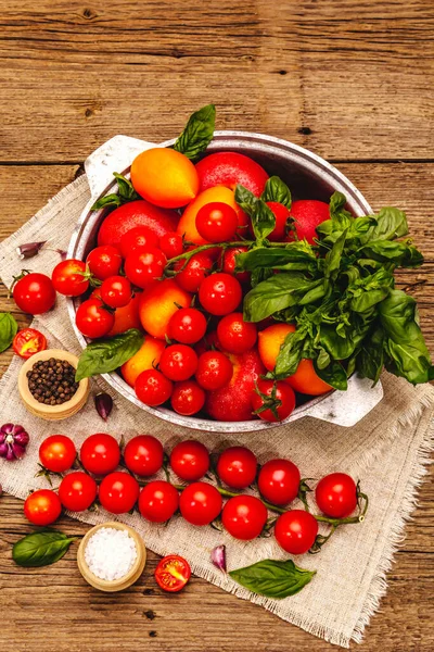 Cosecha Tomates Maduros Diferentes Frutas Colores Ajo Joven Hojas Albahaca — Foto de Stock