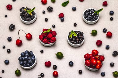 Böğürtlen, yabanmersini, frenk üzümü, böğürtlen, kiraz ve ahududu. Taş beton arka plan