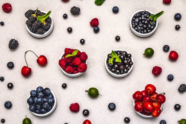 Böğürtlen, yabanmersini, frenk üzümü, böğürtlen, kiraz ve ahududu. Taş beton zemin, üst görünüm