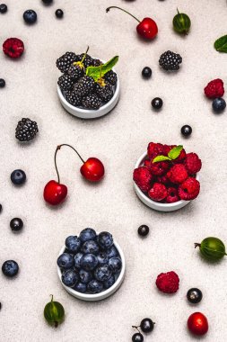 Böğürtlen, yabanmersini, frenk üzümü, böğürtlen, kiraz ve ahududu. Taş beton zemin, üst görünüm