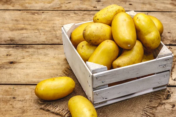 Batatas Cruas Inteiras Não Descascadas Numa Caixa Madeira Nova Colheita — Fotografia de Stock