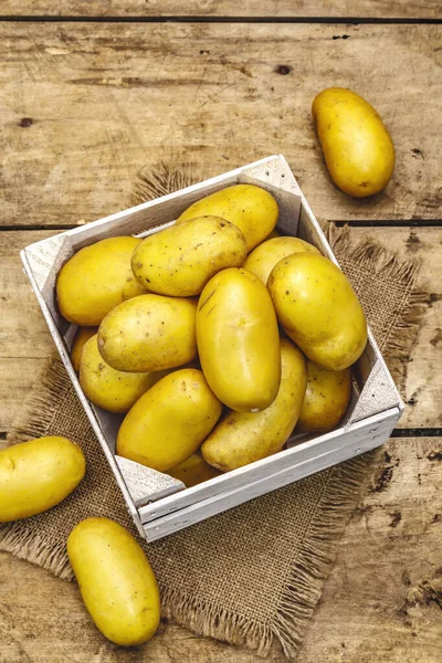 Batatas Cruas Inteiras Não Descascadas Numa Caixa Madeira Nova Colheita — Fotografia de Stock